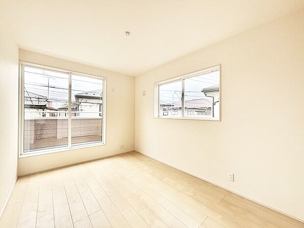 バルコニーが開放感をプラスしてくれる洋室