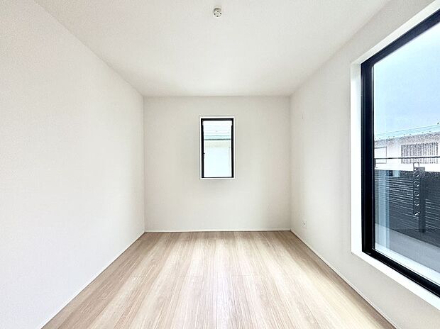 明るいバルコニーサイドに洋室を設置。目覚めの良い寝室に。 