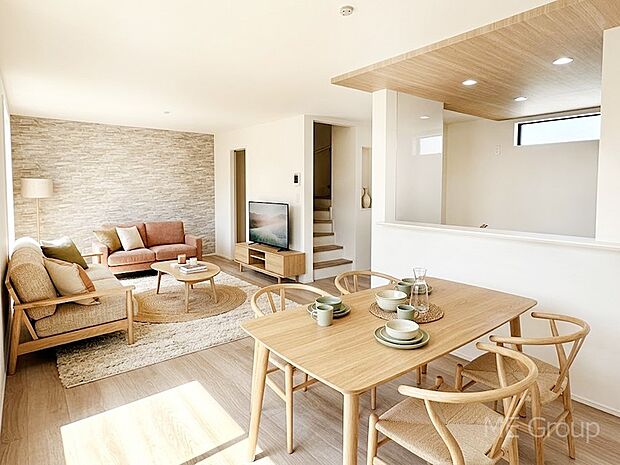 プライバシーも守れる2階リビングは明るく開放感たっぷり　※家具はCGです