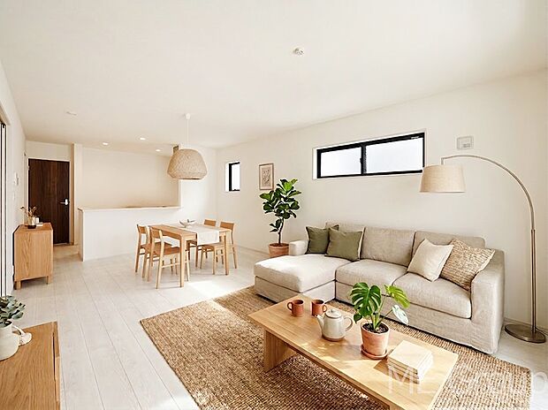 ゆとりある広さが嬉しいリビングは家族みんなの憩いの空間です　※家具はCGです