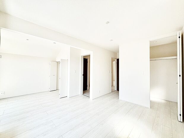 ウォークインクローゼットがあるお部屋！季節ごとの入れ替えも不要で便利です。