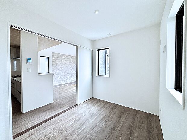 リビングの隣にある洋室。扉を開放して広く利用することも可能です。