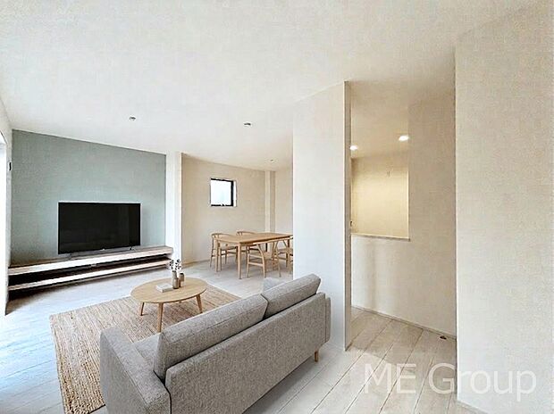 ご家族の賑やかな話し声で包まれる明るいリビング  ※家具はCGです