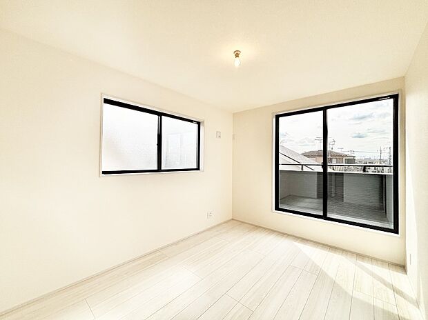 バルコニーが開放感をプラスしてくれる洋室