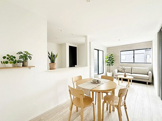 ご家族の賑やかな話し声で包まれる明るいリビング ※家具はCGです