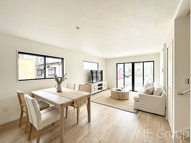 大きな窓からたっぷりの陽光と風を感じられるリビング　※家具はCGです  