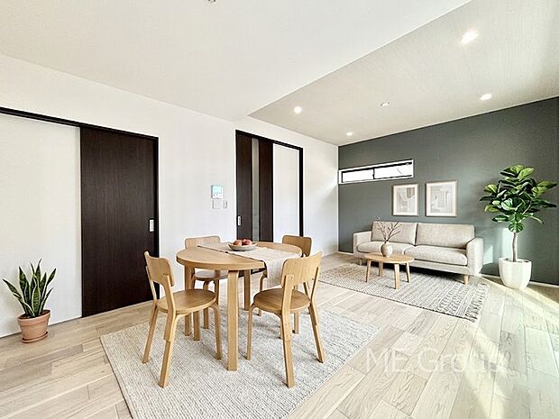 ご家族の賑やかな話し声で包まれる明るいリビング ※家具はCGです