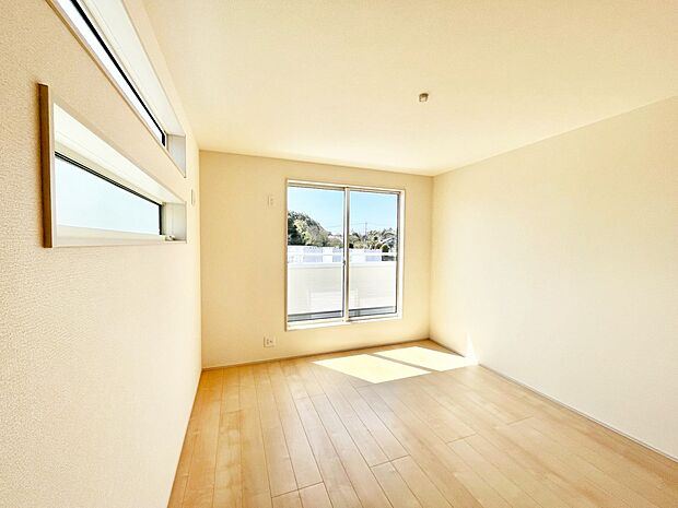 バルコニーが開放感をプラスしてくれる洋室  