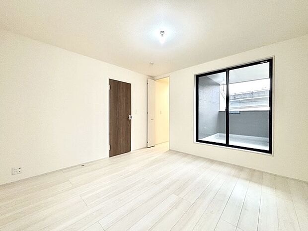 バルコニーが開放感をプラスしてくれる洋室