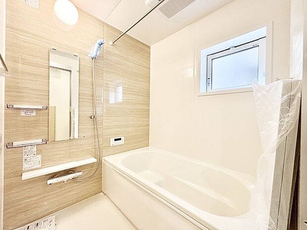 一日の疲れを癒してくれる明るい清潔感のあるバスルーム