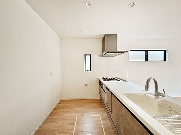 爽やかな風が通り抜けるキッチン。窓があるので明るく換気にも役立ちます。