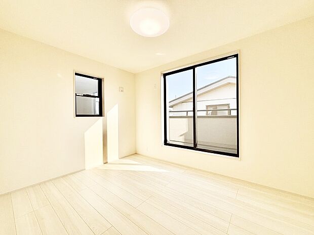 バルコニーが開放感をプラスしてくれる洋室