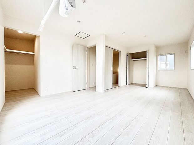 ライフスタイルに合わせて2部屋として利用できる広々とした洋室。