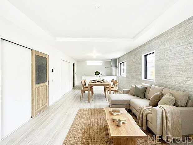 アクセントクロスがオシャレ!家族団らんの時間が充実しそうなLDK ※家具はCGです