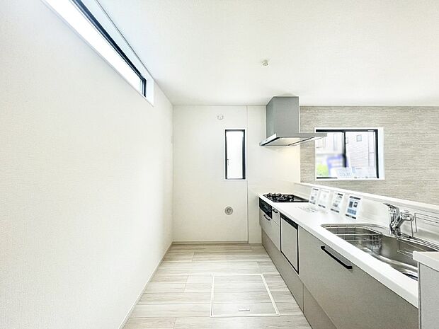 爽やかな風が通り抜けるキッチン。窓があるので明るく換気にも役立ちます。