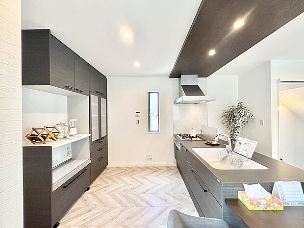 キッチンとお揃いのカップボード。全体に統一感ある仕上がりになっています。