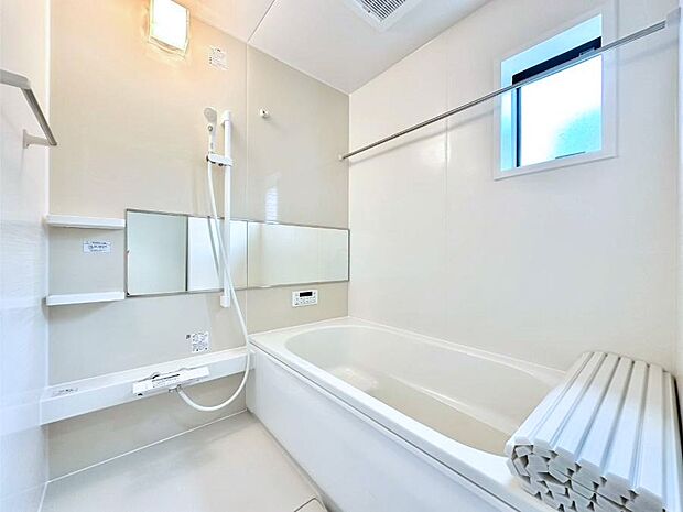 一日の疲れを癒してくれる明るい清潔感のあるバスルーム    