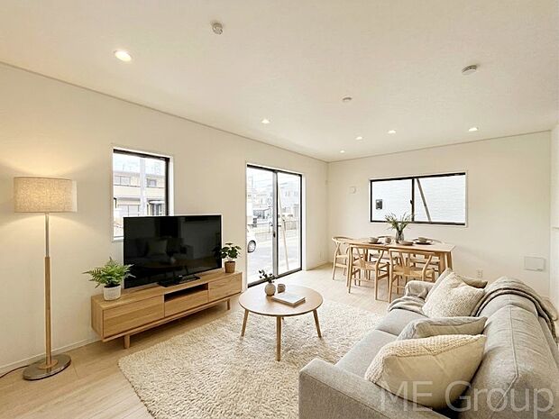 ご家族の賑やかな話し声で包まれる明るいリビング  ※家具はCGです