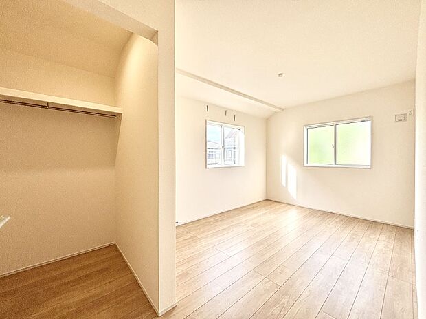2面採光の洋室。窓から入り込む陽光がお部屋全体を優しく包み込みます！