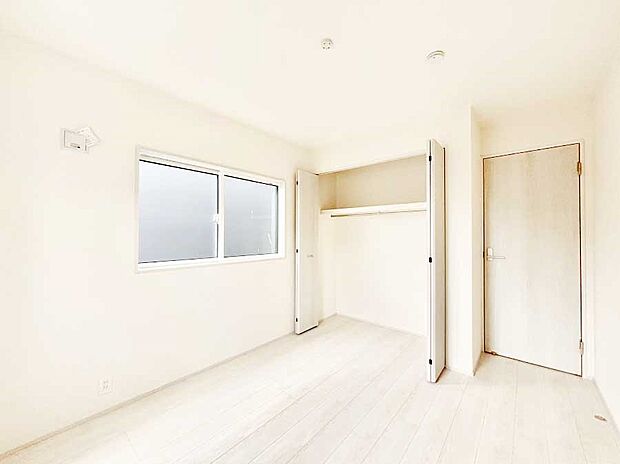 クローゼット付きのお部屋でスッキリとした空間でゆったり寛げます。