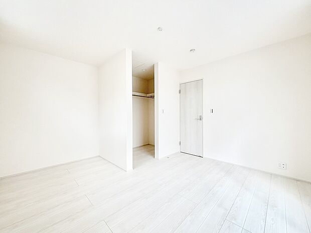 ウォークインクローゼットがあるお部屋!季節ごとの入れ替えも不要で便利です。