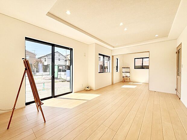 【ダイニング】隣接の洋室を開放すればさらに広々空間に