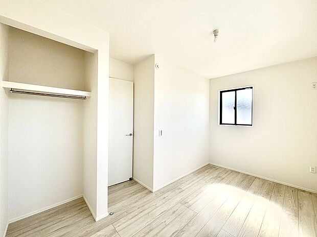 【寝室】収納も充実しています！どんなお部屋にするか考えるのが楽しみですね。