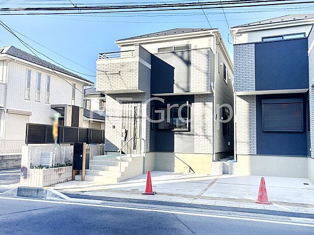 【現地外観写真】暮らしやすさと居心地の良さにこだわったシンプルで飽きのこないデザイン ！