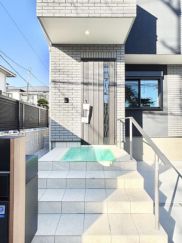 【玄関】大切な家族、来客を出迎える玄関。