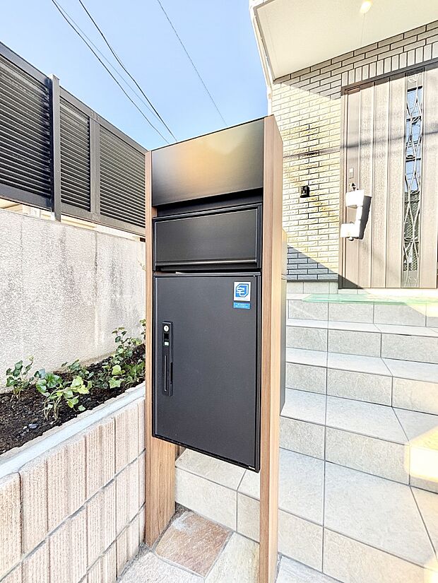 【その他現地】シンプルデザインのポスト。