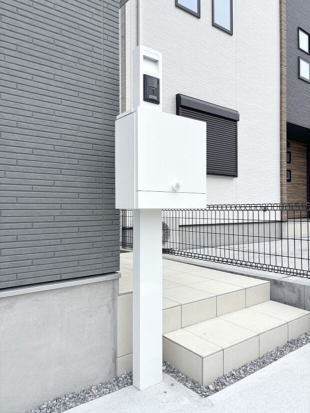 【その他現地】表札・インターホン・ポストをひとつに集約。エントランスになじむシンプルデザイン。