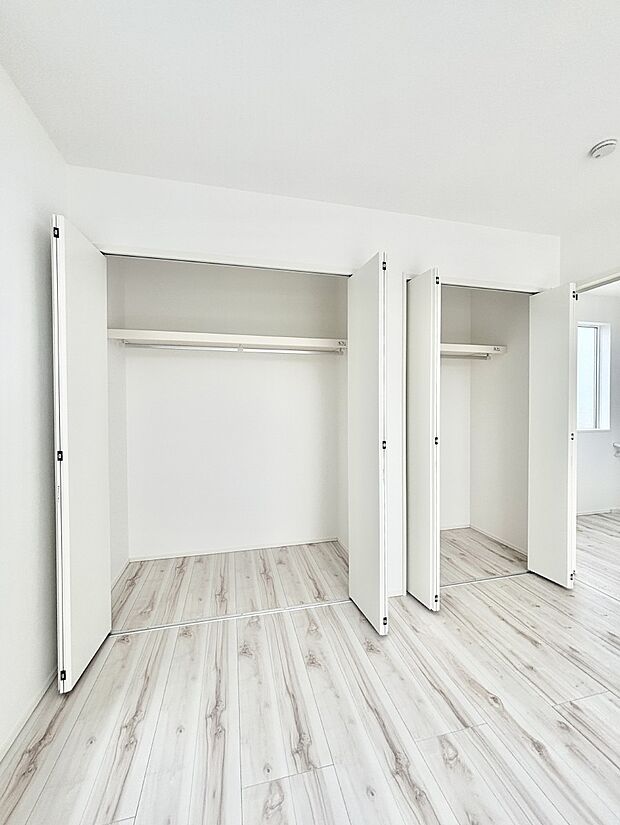 【収納】洋室のクローゼット。奥行きがあるので厚手の衣類もすっきり収まります。