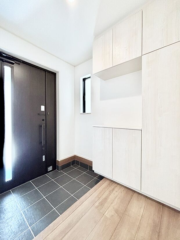 【玄関】飾り棚を利用して、お越しいただくお客様をおもてなしできます。