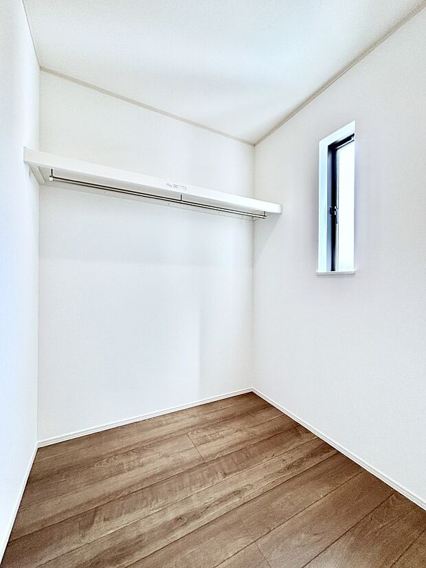 【ウォークインクローゼット】2階には家族みんなで共有できる収納スペース。ファミリークロークとしてお使いいただけます。