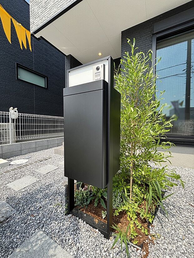 【その他現地】表札・インターホン・ポスト・宅配ＢＯＸをひとつに集約。エントランスになじむシンプルデザイン。