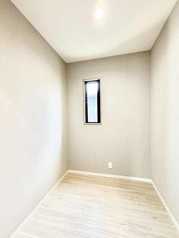 【その他内観】リビングには、お子様の勉強にもパソコン作業にも使えるスタディカウンター付き  