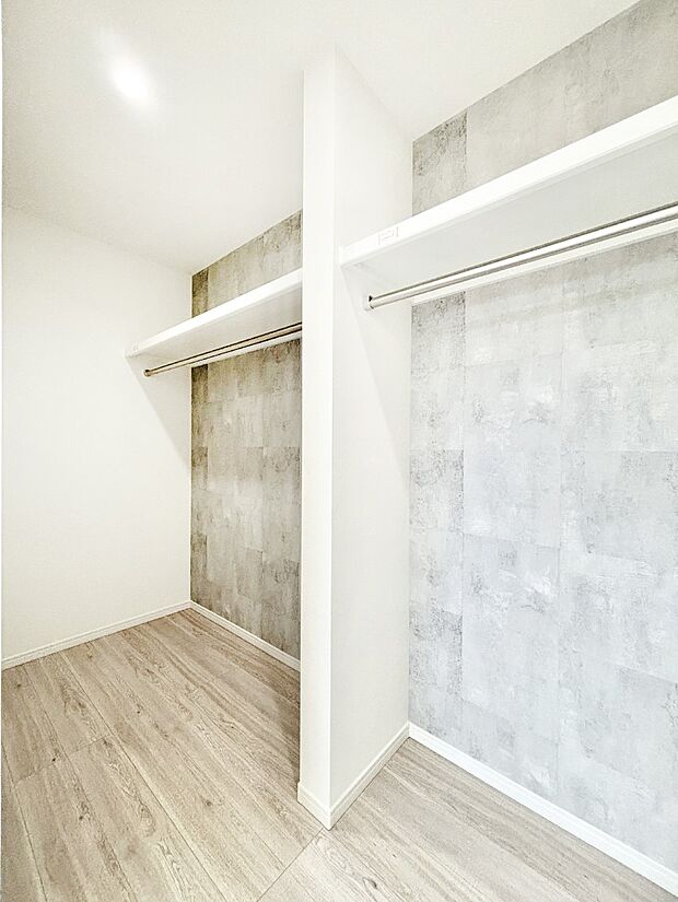 【ウォークインクローゼット】ウォークインクローゼット付きで生活空間を広く利用できます。