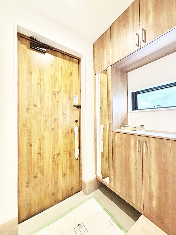 【玄関】下駄箱はご家族の写真や季節のインテリアで飾り棚として演出できます