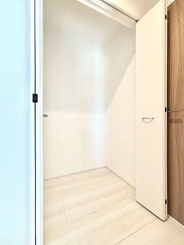 【廊下収納】廊下収納。掃除道具や季節の小物を収納することができます。