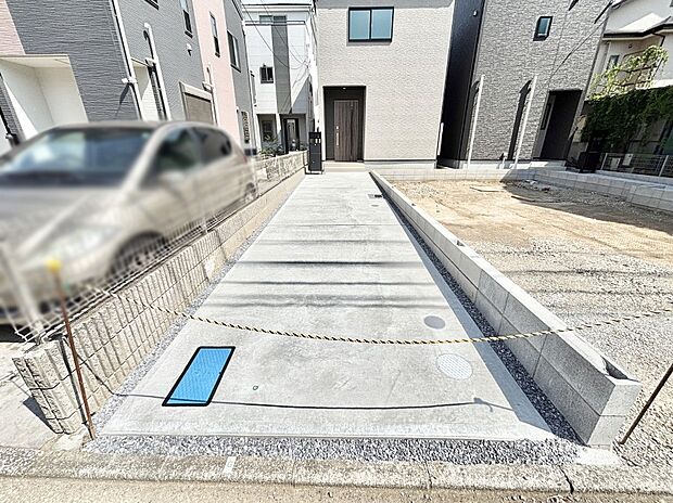 【駐車場】2台（車種による）駐車可！ご家族みんなの自転車も置ける広々カースペース。