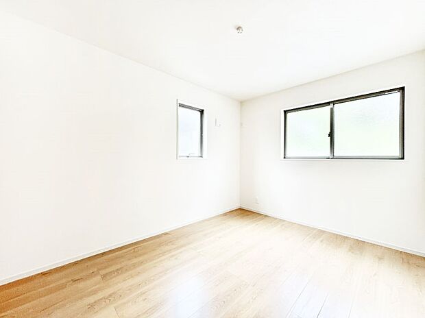 【子供部屋】2面採光の洋室。窓から入り込む陽光がお部屋全体を優しく包み込みます！