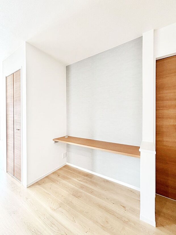 【その他内観】お子さまの学習スペースやパパママのテレワークスペースに活用できるカウンター付き。