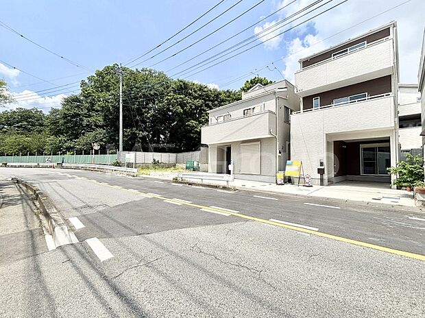 【前面道路含む現地写真】堂々完成！！ ここから始まる新生活を応援いたします！ 