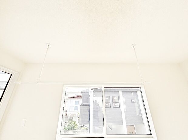 【その他設備(室内物干しポール)】室内物干しポール。梅雨や花粉の時期に大活躍します。