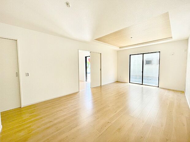 【ダイニング】明るい陽光が注ぎ、寛ぎの雰囲気に満たされるダイニング。     