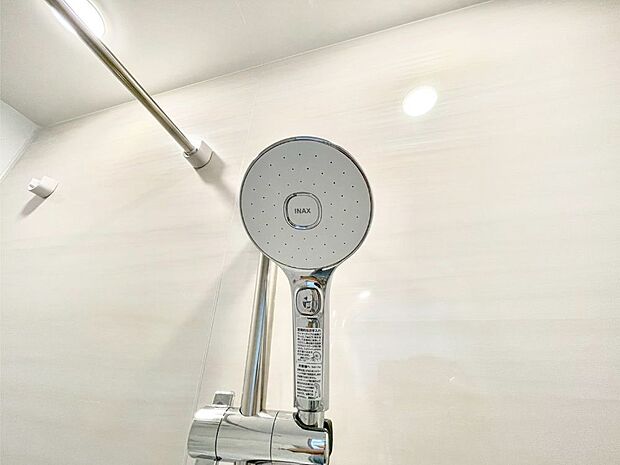 【その他設備(止水ボタン付シャワーヘッド)】節水できて水道代節約に貢献できる止水ボタン付シャワーヘッド！  