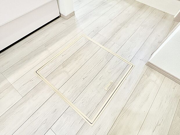 【その他設備(床下収納)】床下収納付き！日用品・非常用品の収納にも大活躍。