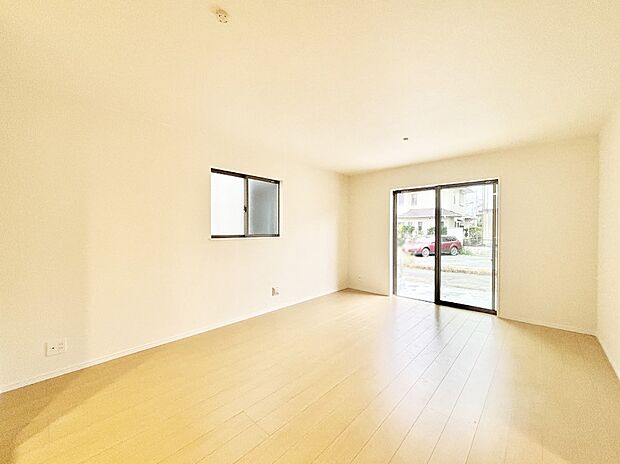 【リビングダイニング】大きな窓からたっぷりの陽光と風を感じられるリビング