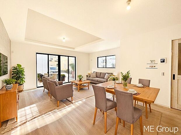 【リビング】ご家族の賑やかな話し声で包まれる明るいリビング ※家具はCGです