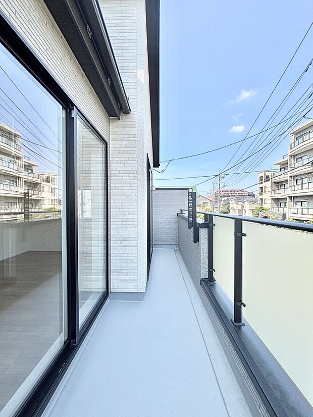 【バルコニー】暖かな陽光が降り注ぐバルコニーはお洗濯におすすめ。爽やかな風も心地よいです。 